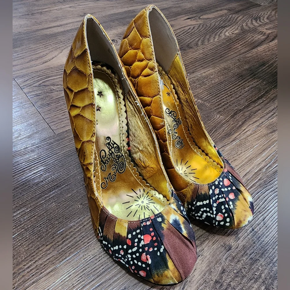Naughty Monkey Snakeskin‎ Gold Feather Design Pumps Heels Size 7